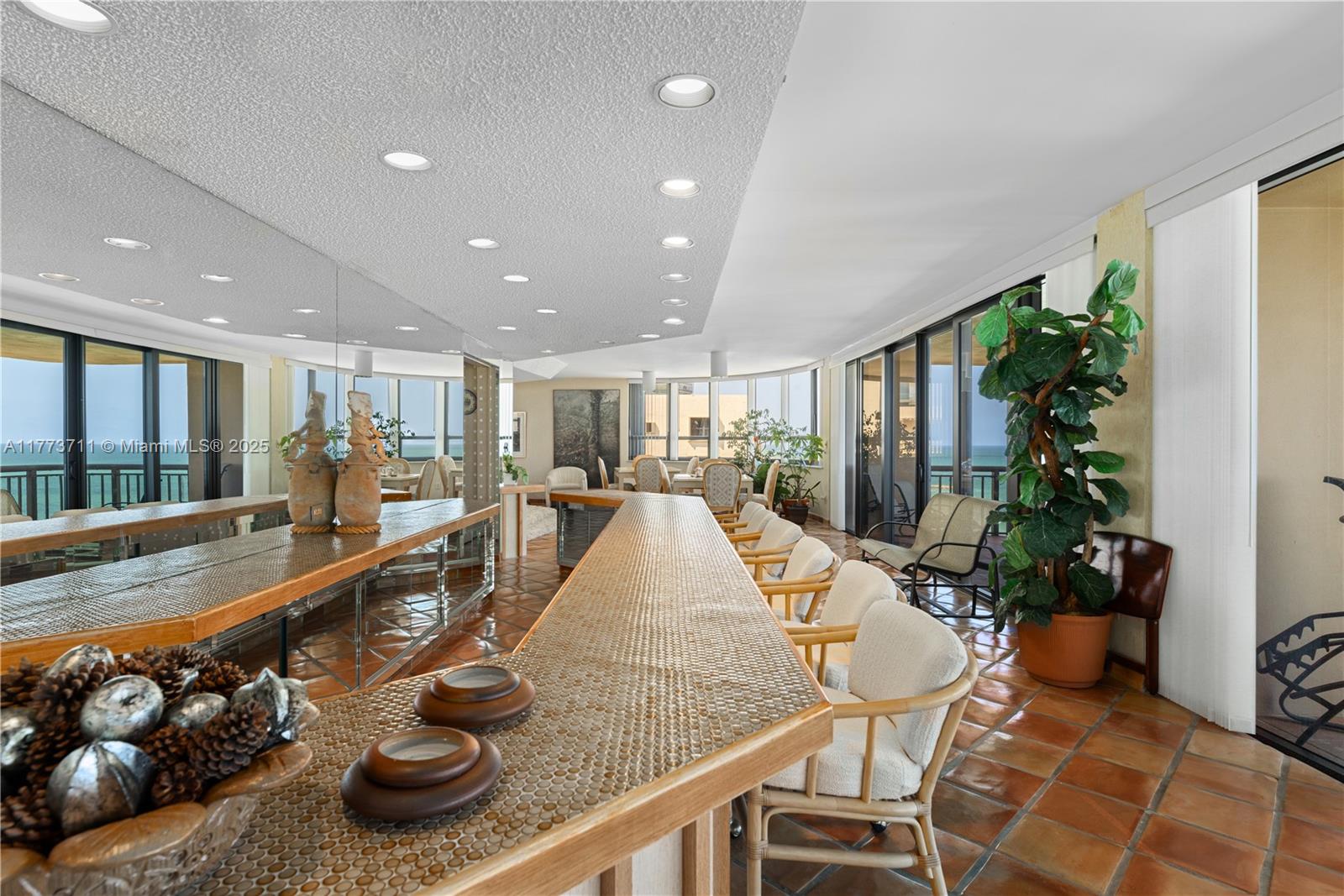 10175 Collins Ave Doubl1401/1402(4706 sqft)