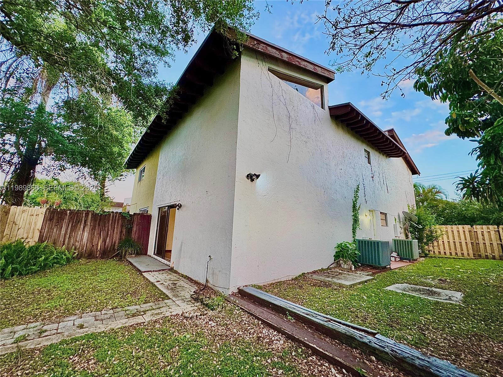 HOLLYWOOD GARDENS - Residential Lease