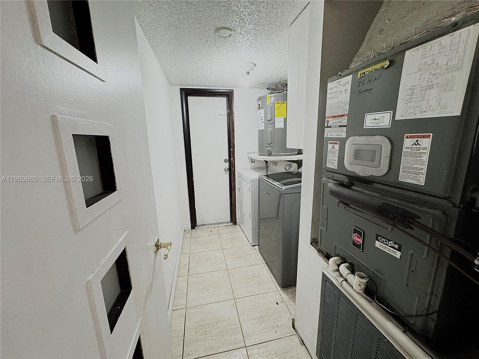 HOLLYWOOD GARDENS - Residential Lease