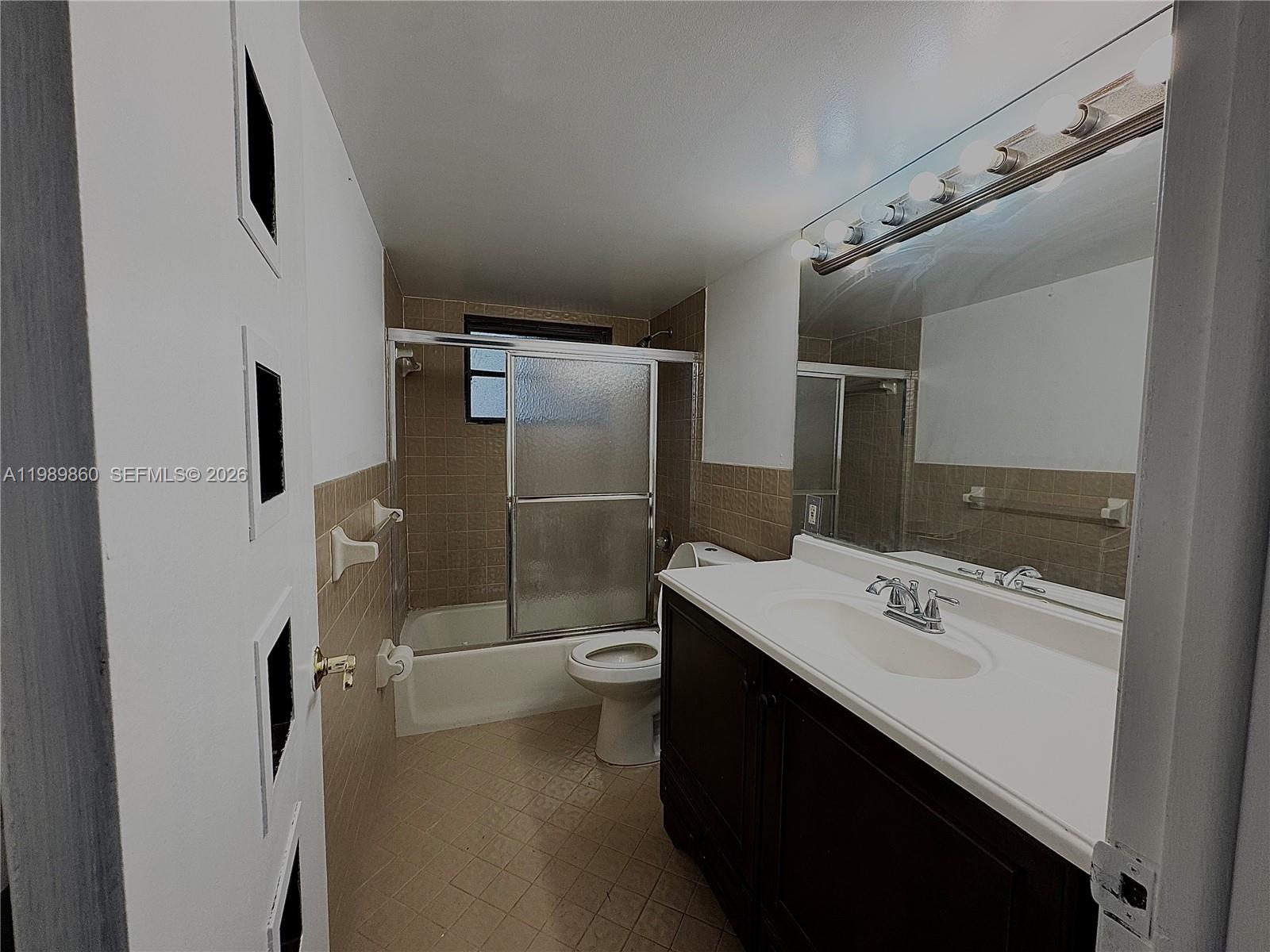 HOLLYWOOD GARDENS - Residential Lease