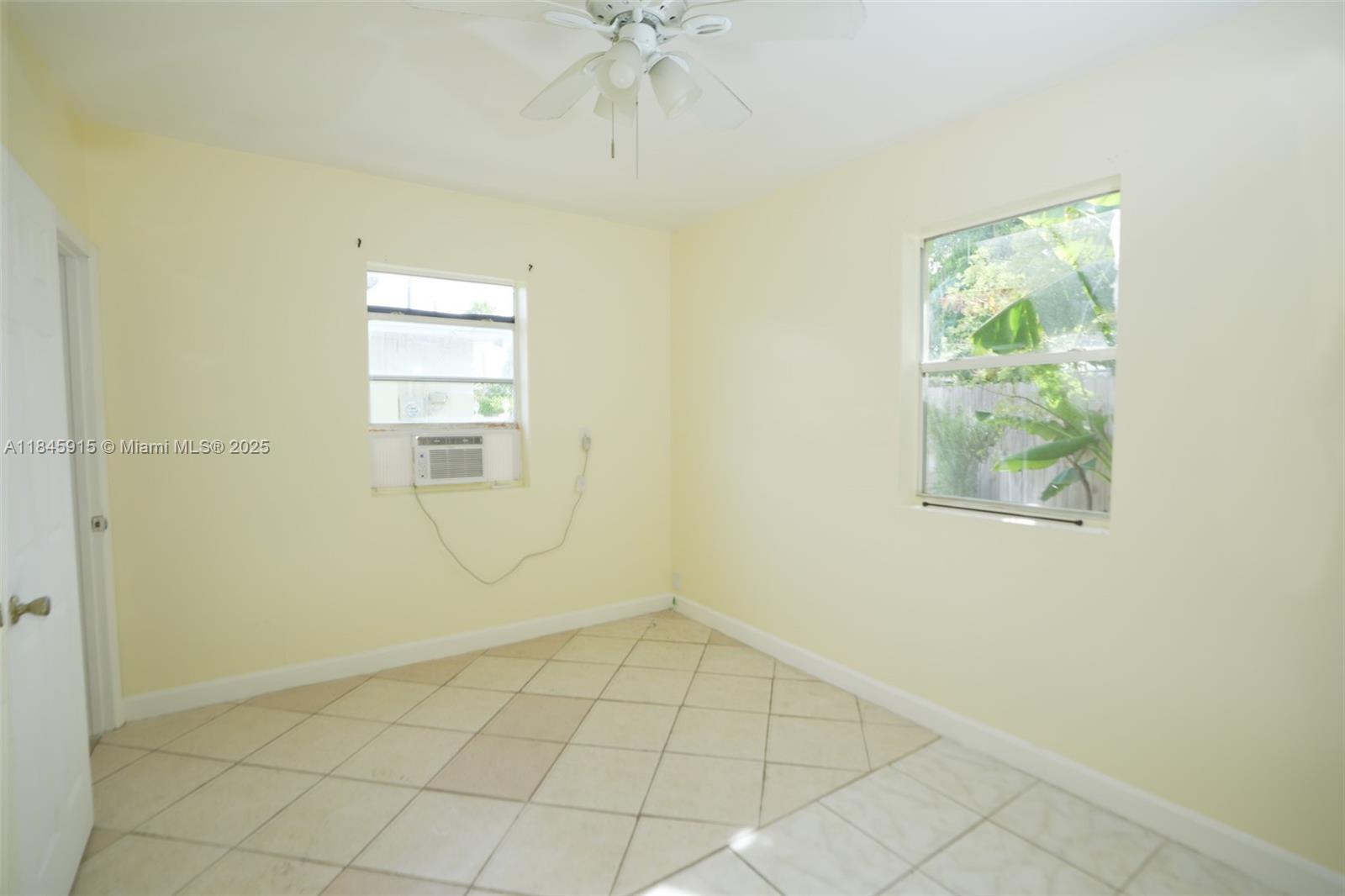 One Bed one bath efficiency located in a quite neighbor hood. Fast approval and move-in. Schedule your time to see it today!
