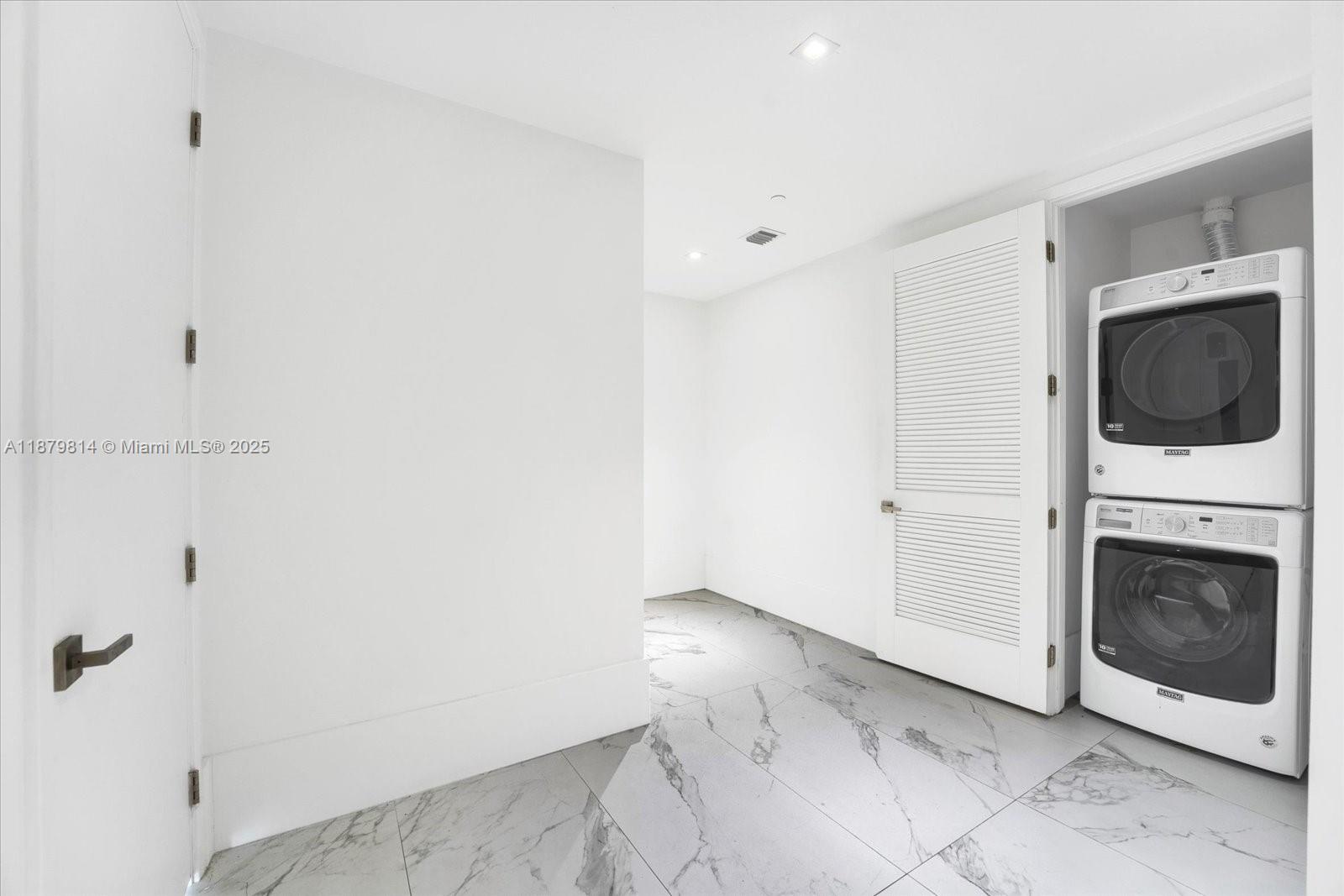 PRIVE CONDO - Residential