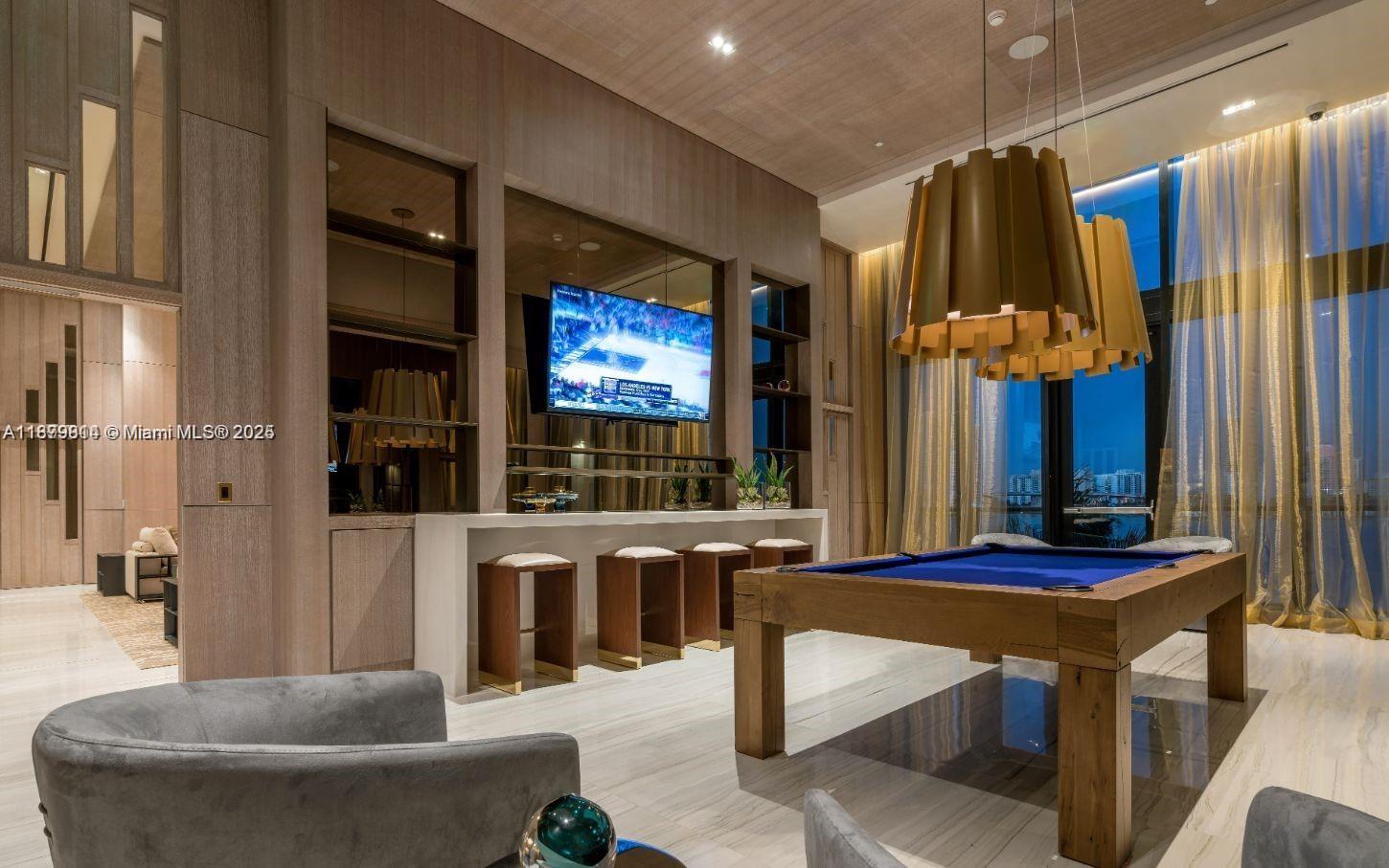 PRIVE CONDO - Residential