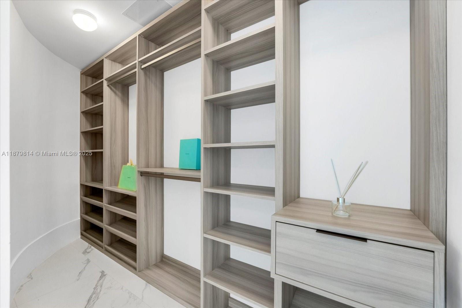 PRIVE CONDO - Residential