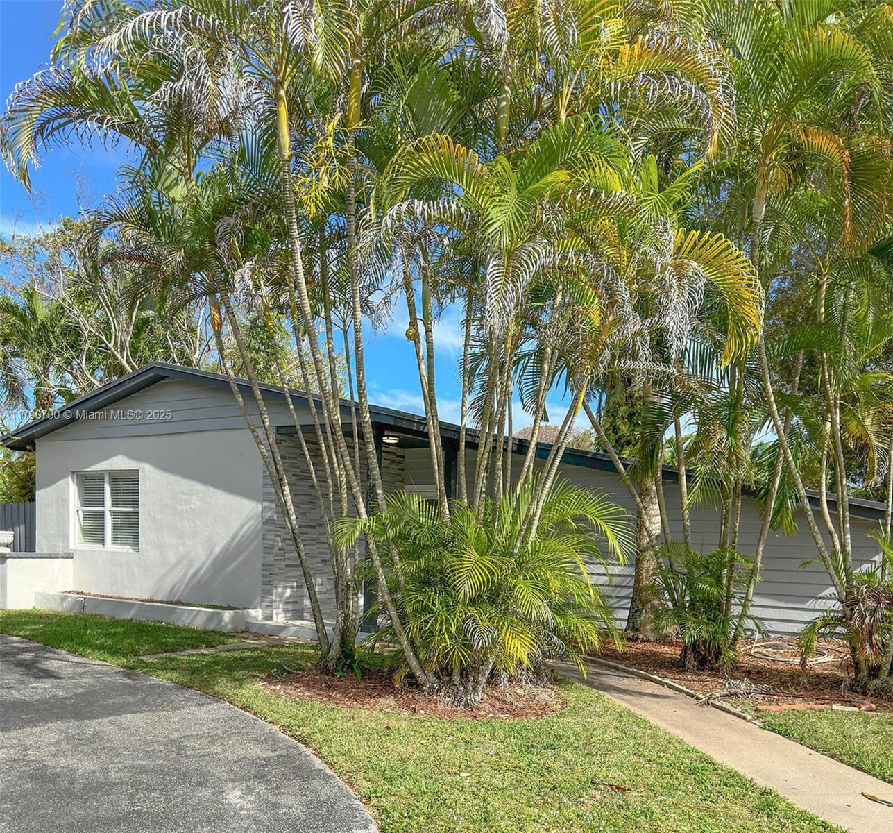 Rental Property at 9450 Sw 180th St, Palmetto Bay, Miami-Dade County, Florida - Bedrooms: 3 
Bathrooms: 2  - $3,600 MO.