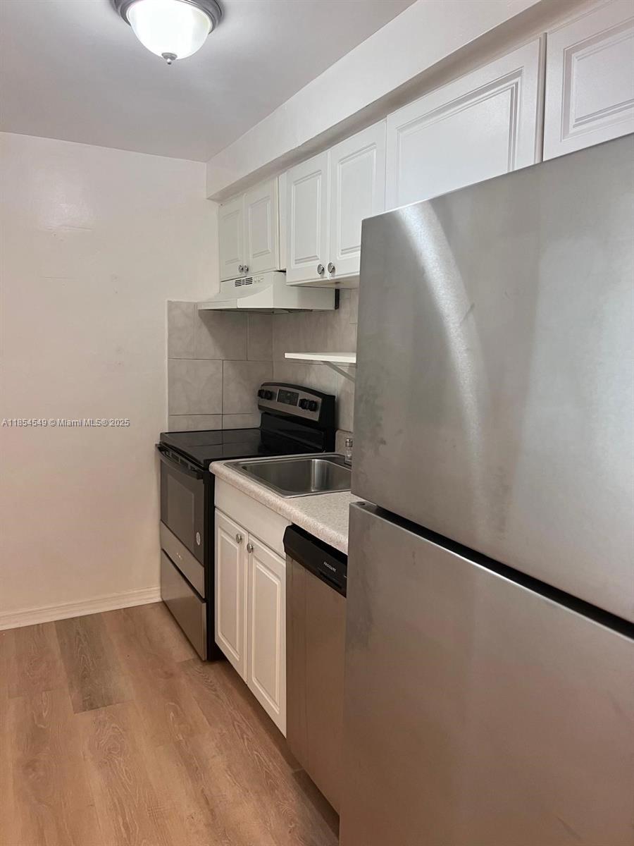 Beautiful and spacious duplex apartment that offers a spacious layout with one bedroom and 1.5 baths. Apartment has a balcony, Central AC and a windowed kitchen. Laundry room and on-site parking. Located on the Vibrant Upper Eastside just a few blocks to cool restaurants and bars.
