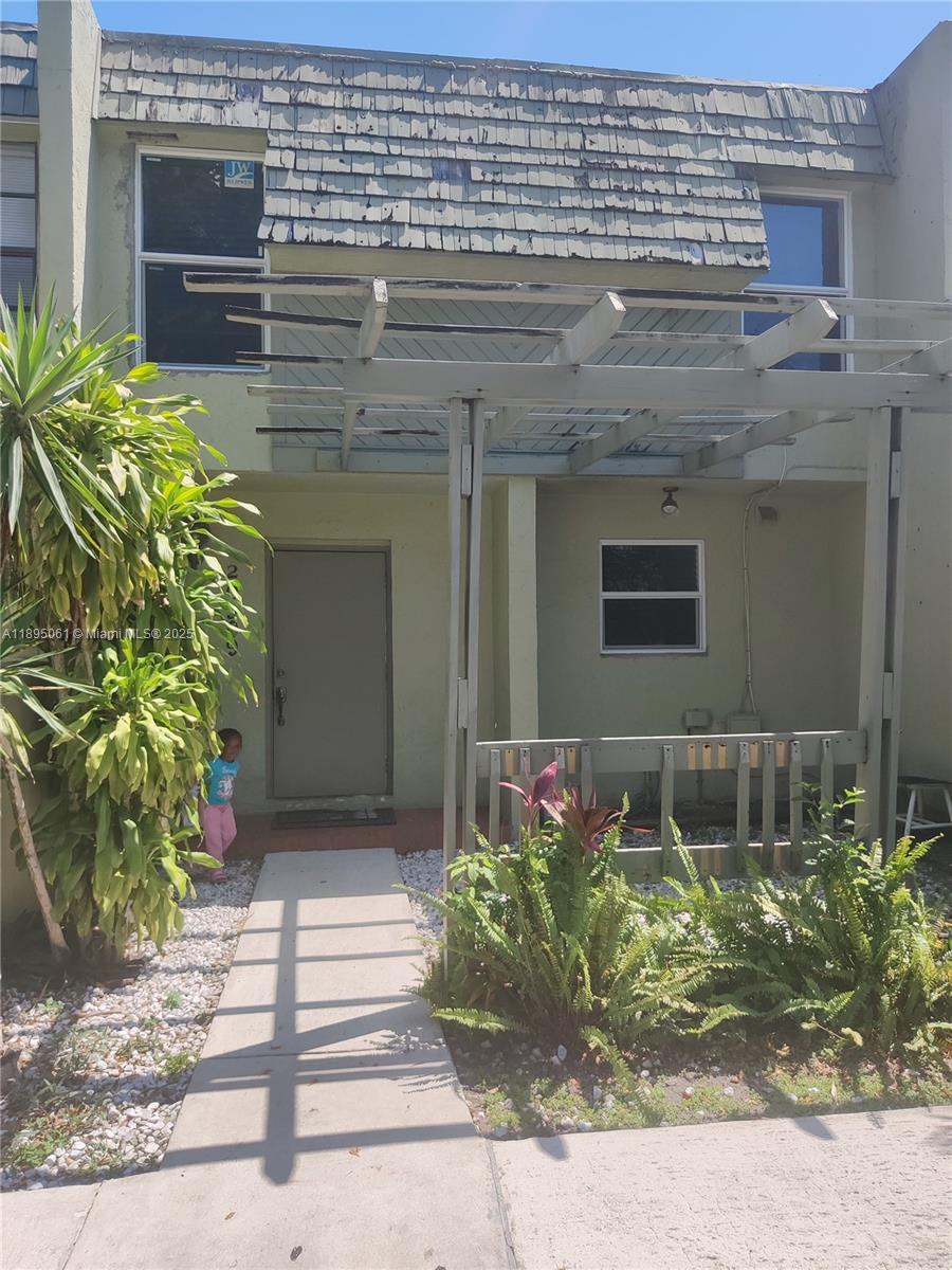 COUNTRY CLUB VILLAS TH CO - Residential