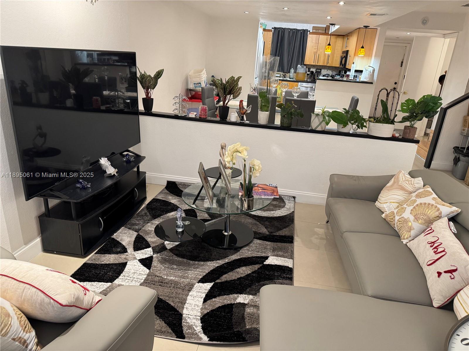 COUNTRY CLUB VILLAS TH CO - Residential