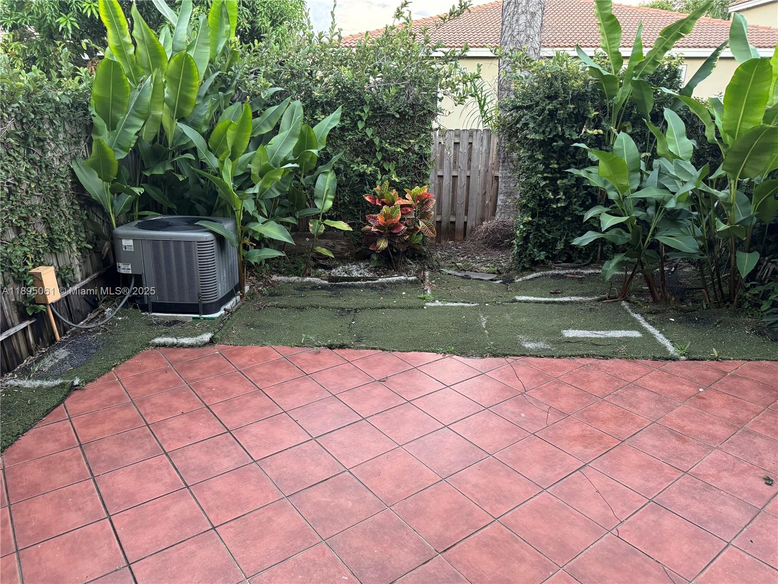 COUNTRY CLUB VILLAS TH CO - Residential