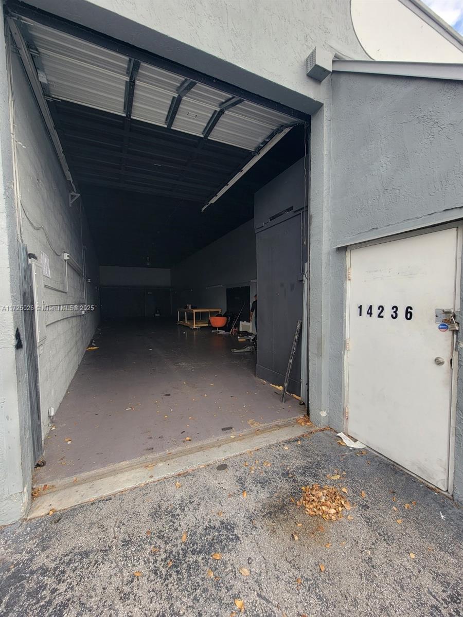 Spacious 1540sq foot warehouse space. Association approval required prior to move-in.
Tenant will be responsible for HOA, CAM (which includes water/sewer/garbage) and Electricity.
HOA covers Insurance and Building Maintenance.
MOVE IN COST: First month's rent plus an equal amount security deposit.
Please contact listing agent for showings.