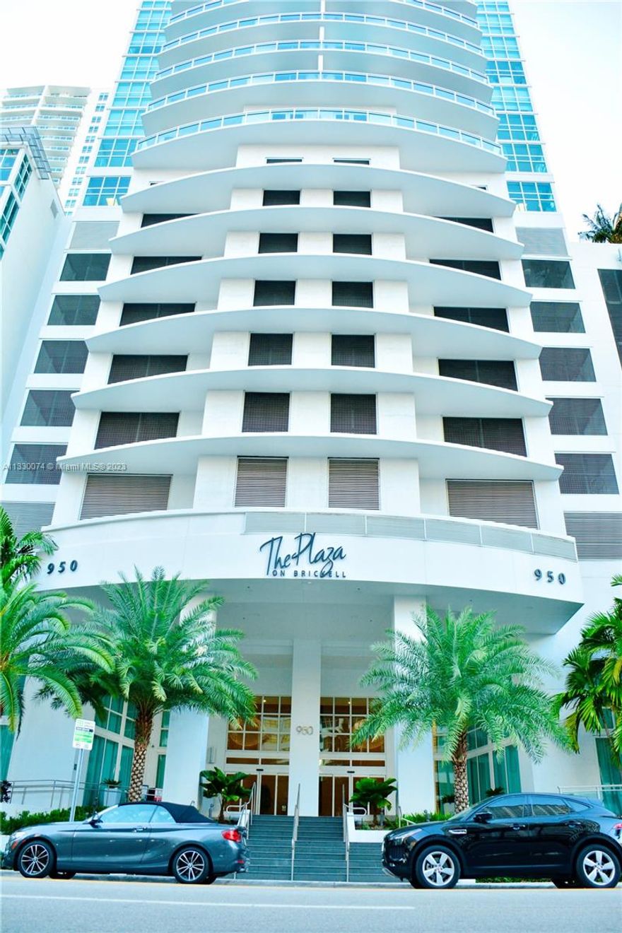 beautiful one bedroom at The Plaza on Brickell Bay, new floor. All amenities:  pool, Gym, Business center, social room. Valet parking. Walking distance to City Center, Mary Brickell shops and restaurants and more!!!