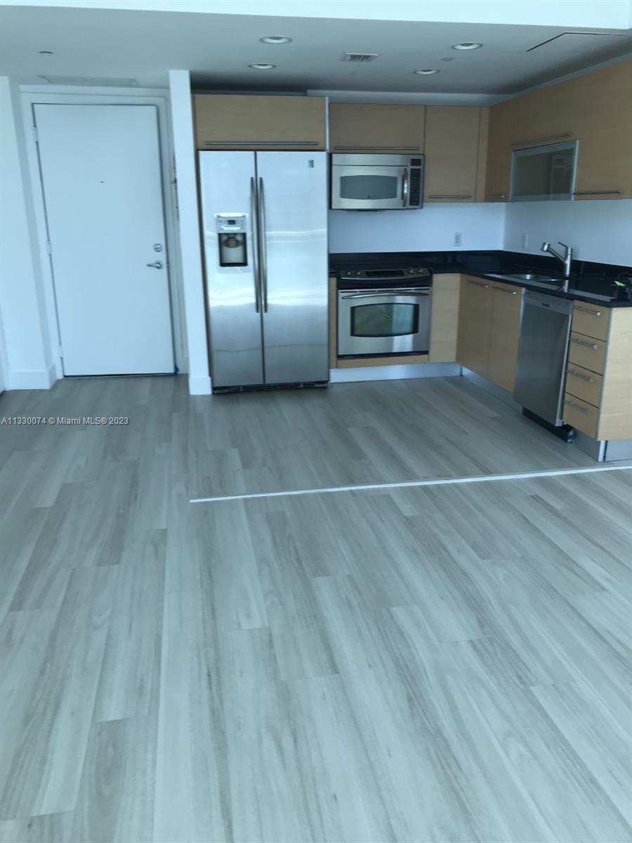 THE PLAZA 851 BRICKELL CO - Residential Lease