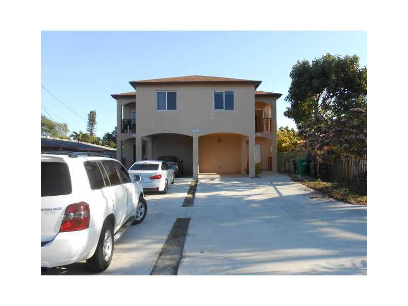 Excellent Duplex 3/2.5 a lot of parking, good conditions. Call listing agent thank you.