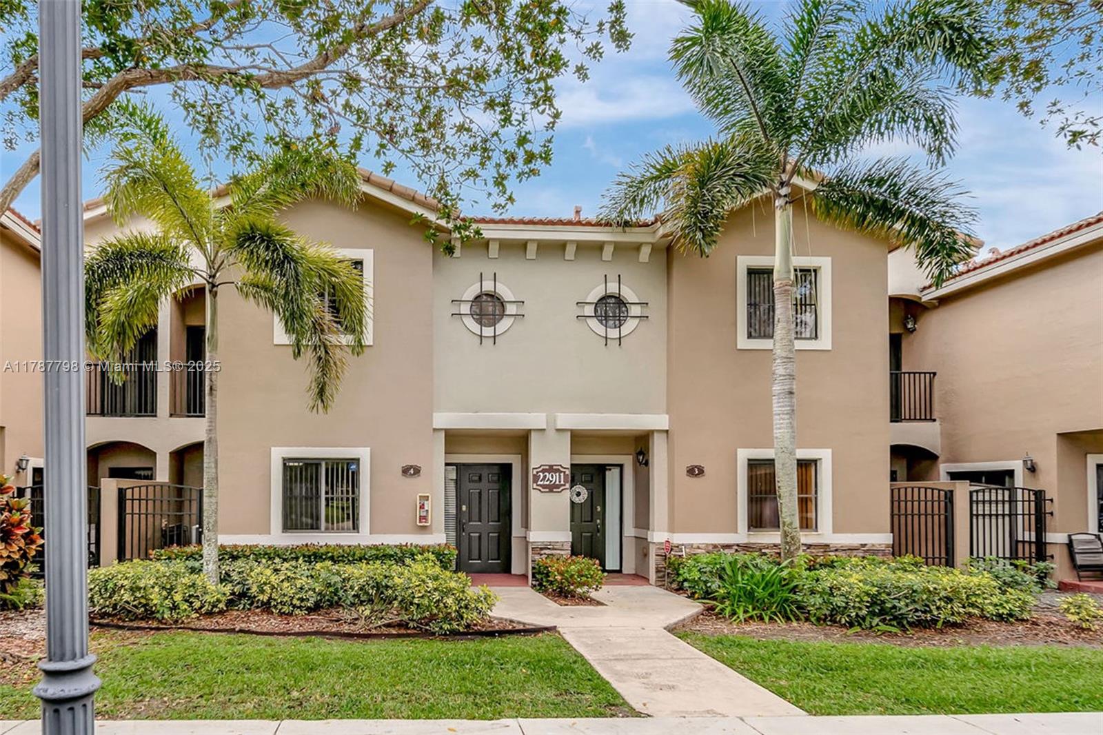 Property for Sale at 22911 Sw 88th Pl 4-21, Cutler Bay, Miami-Dade County, Florida - Bedrooms: 2 
Bathrooms: 3  - $315,000