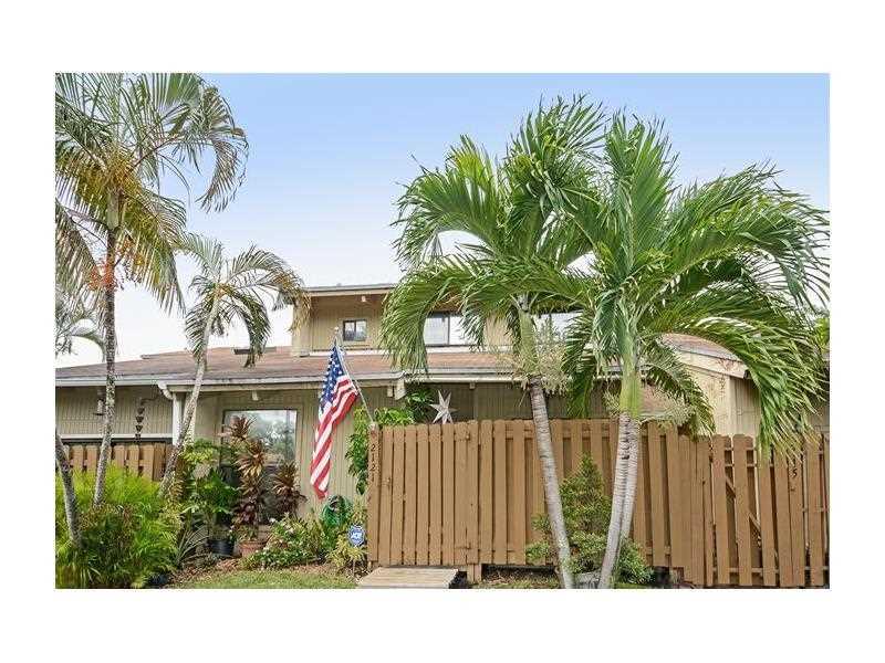 This Townhouse Loft on a Lake has it all with the BEST Sunset Views Ever! It overlooks the Golf Course but has PRIVACY too! Travertine marble floors downstairs and Pergo up in the loft master bedroom. The 3rd bedroom is opened up now as a den but easily e nclosed. BBQ in your own Fenced backyard. Maintenance-Free lifestyle. Community POOL and TENNIS COURTS. It's a dog friendly neighborhood. Walking distance from wholefoods and restaurants. Easy access to main highways.