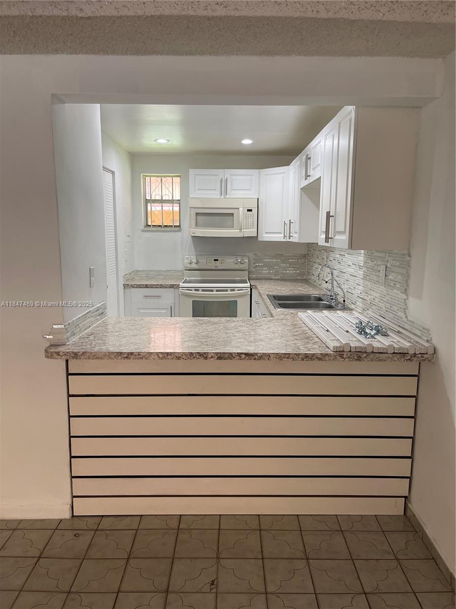 Excellent Location in the Heart of Hialeah, two Bedrooms, one bath, Ready to move in or as an investment property.