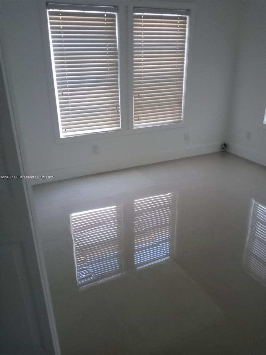 Fully Renovated 2 Bedroom / 1 Bath Home
Step into comfort and style in this spacious, beautifully updated 2-bedroom, 1-bath rental located in the heart of Hialeah.
??? Features include:
• Brand new modern kitchen with new appliances
• Newly renovated floors, bathroom, and closets
• Bright and open living spaces
• Fresh finishes throughout
?? Prime location close to schools, shops, and major roadways—perfect for easy commuting.