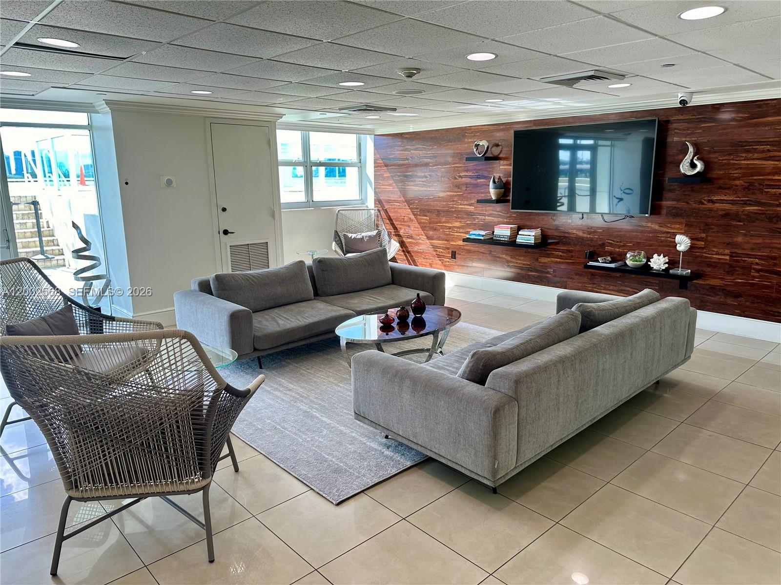 THE FLORIDIAN CONDO - Residential Lease