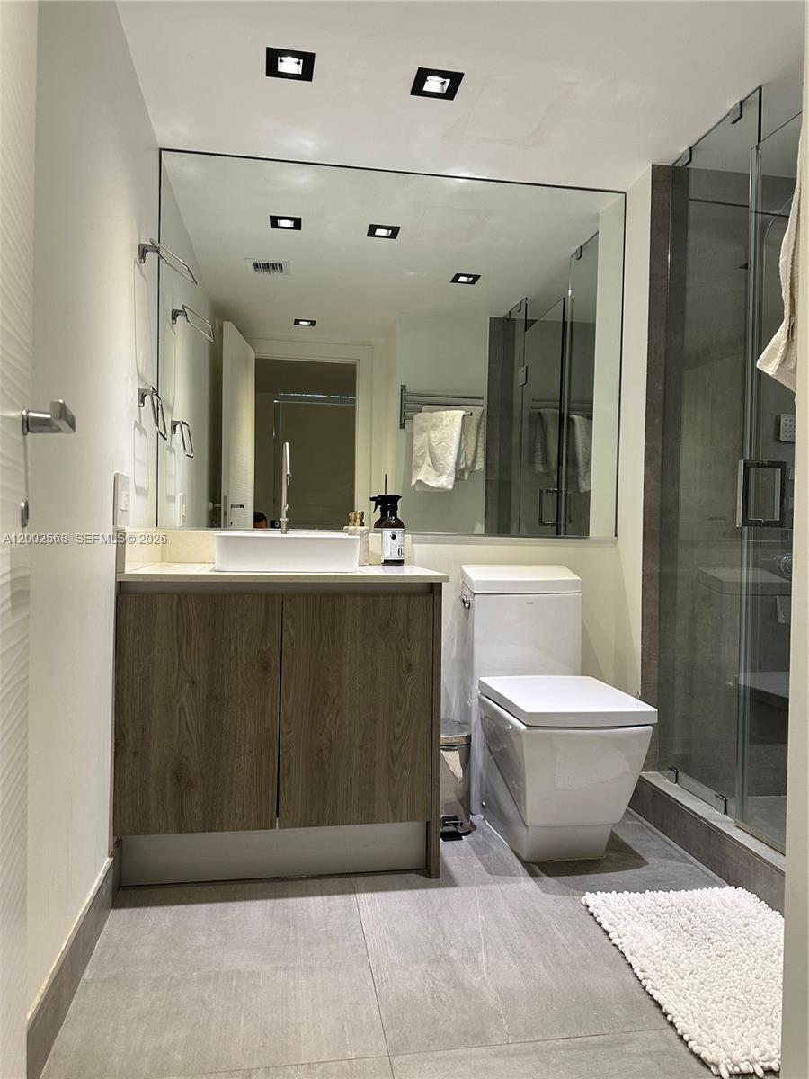 THE FLORIDIAN CONDO - Residential Lease