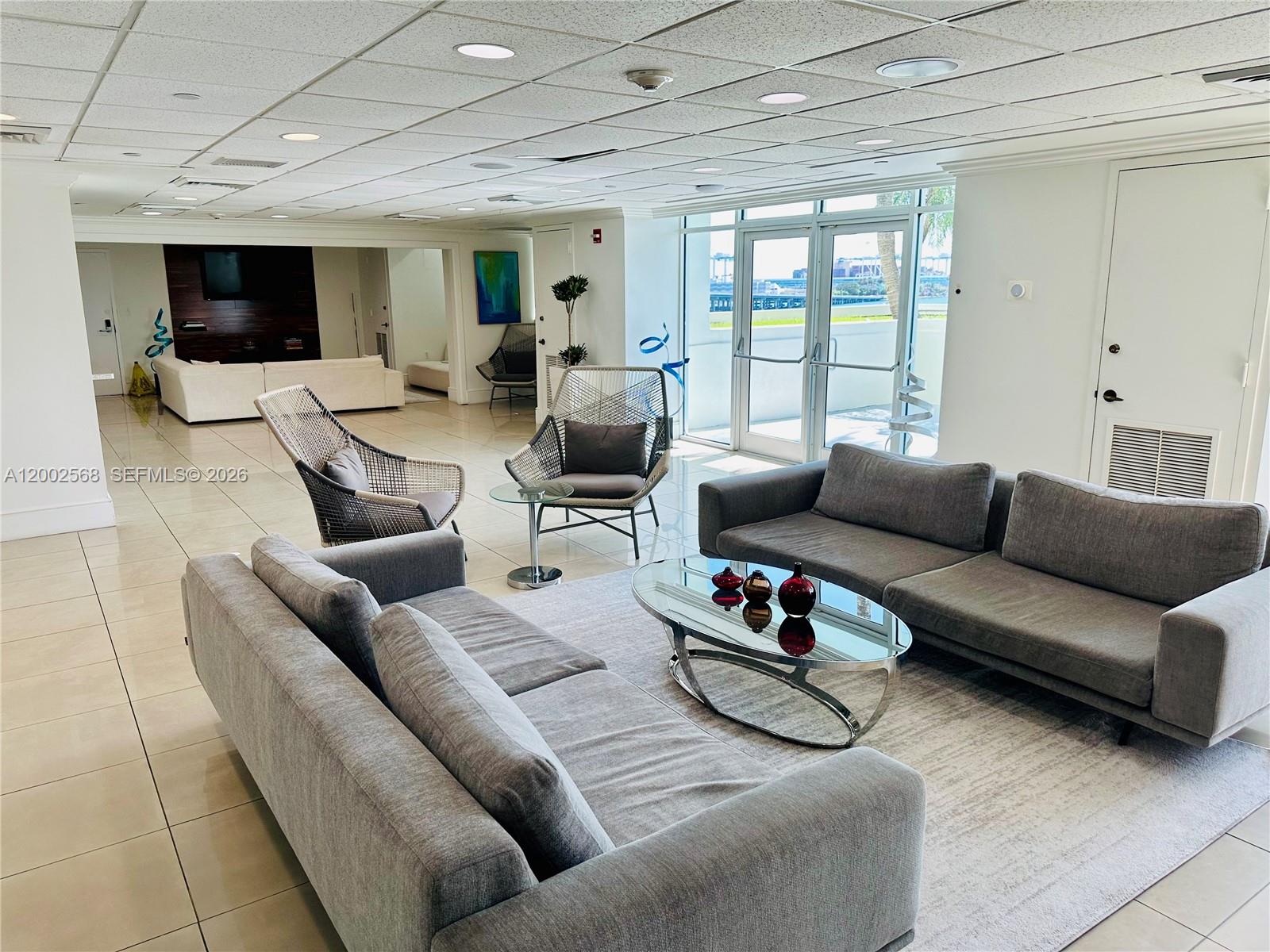 THE FLORIDIAN CONDO - Residential Lease