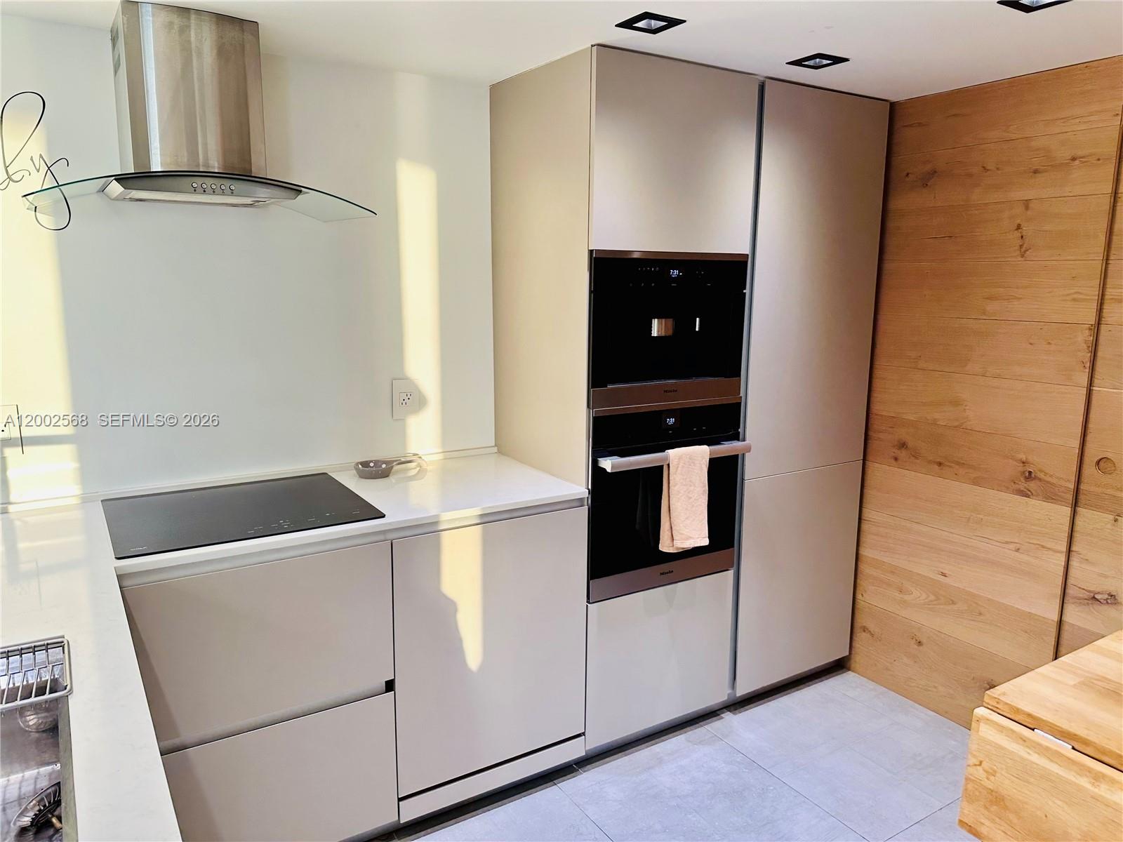 THE FLORIDIAN CONDO - Residential Lease