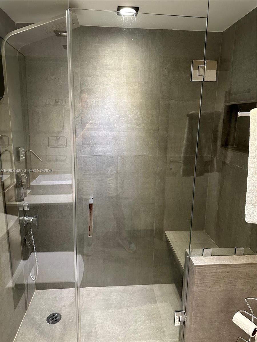 THE FLORIDIAN CONDO - Residential Lease