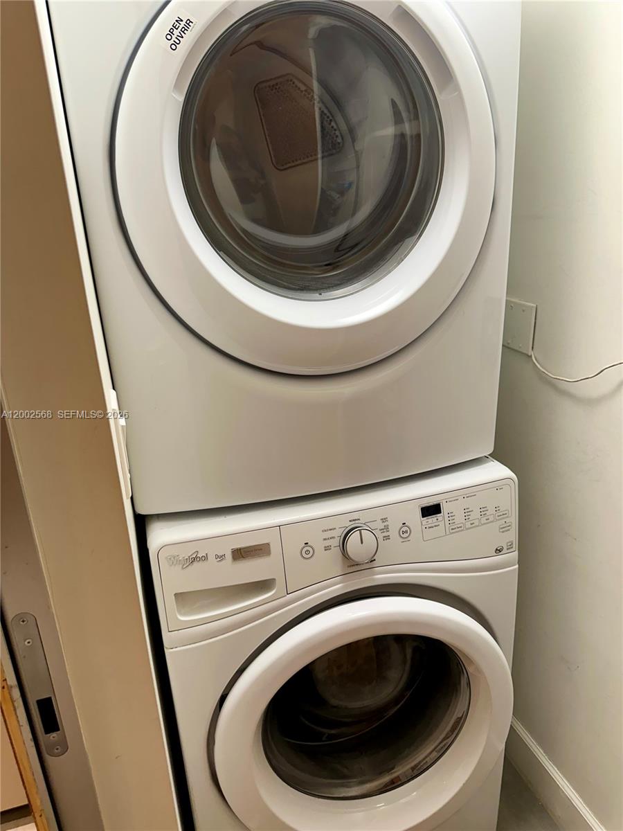 THE FLORIDIAN CONDO - Residential Lease