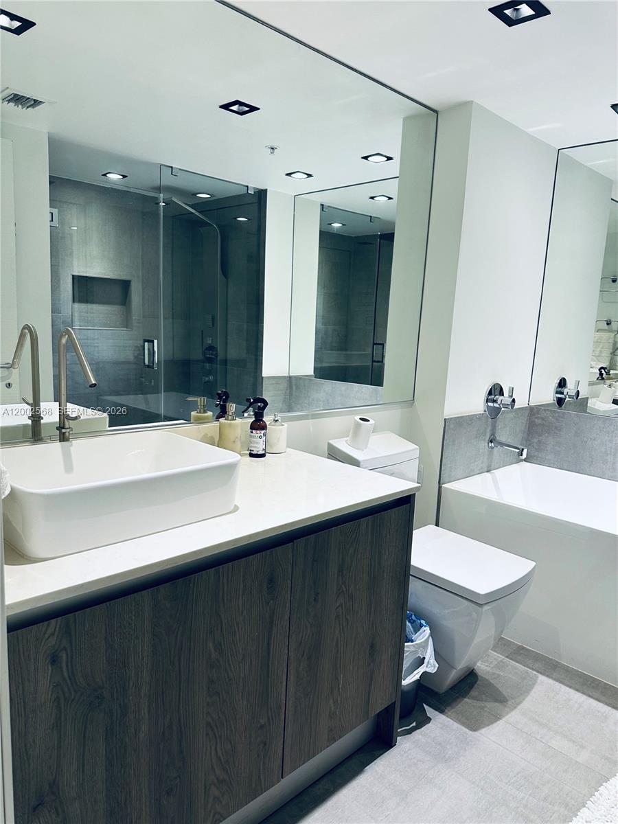 THE FLORIDIAN CONDO - Residential Lease