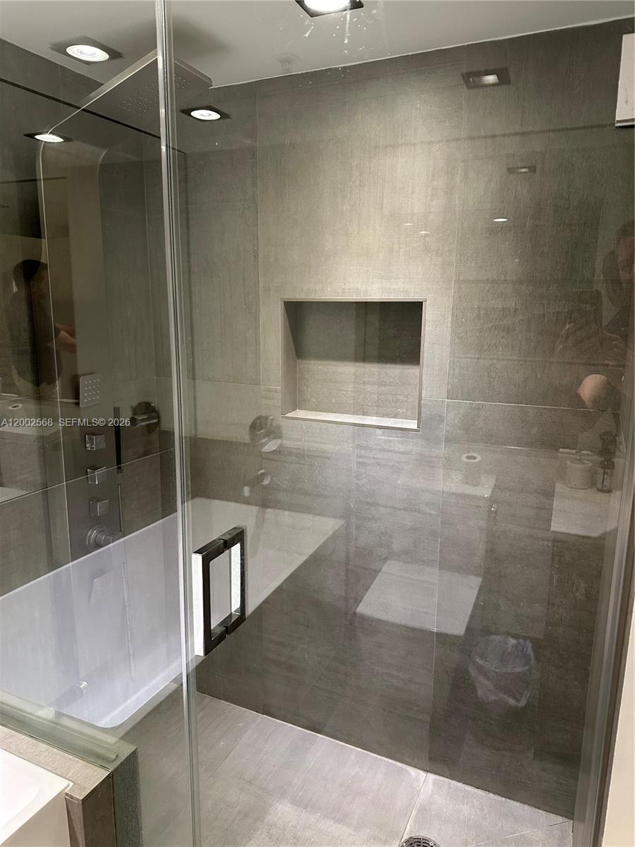 THE FLORIDIAN CONDO - Residential Lease