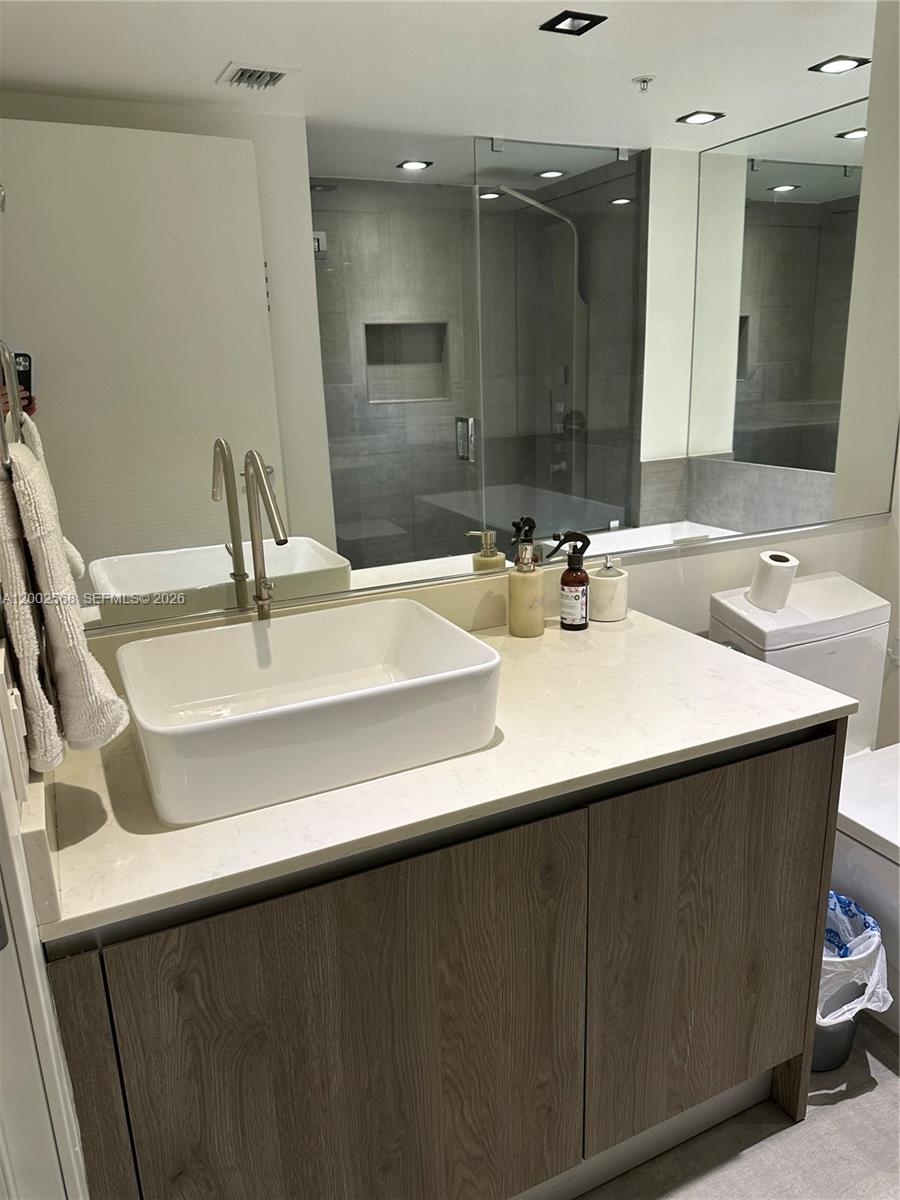 THE FLORIDIAN CONDO - Residential Lease