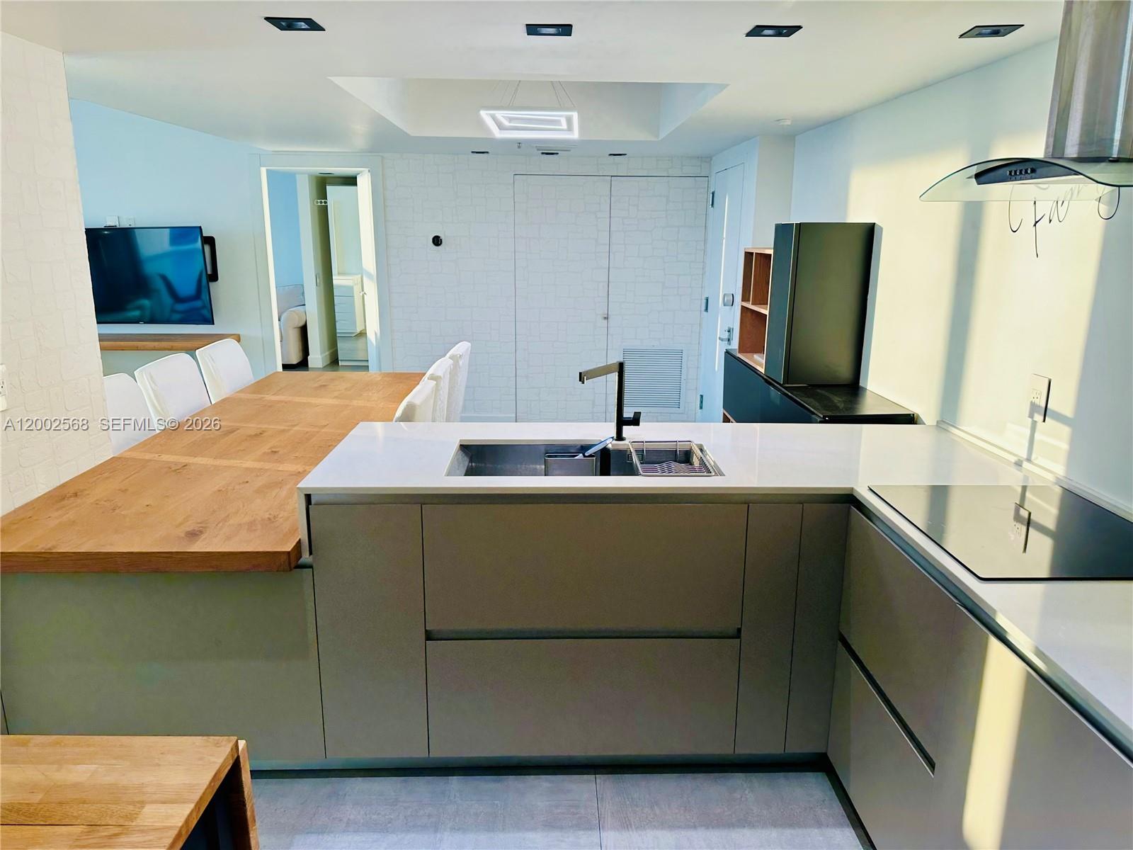 THE FLORIDIAN CONDO - Residential Lease