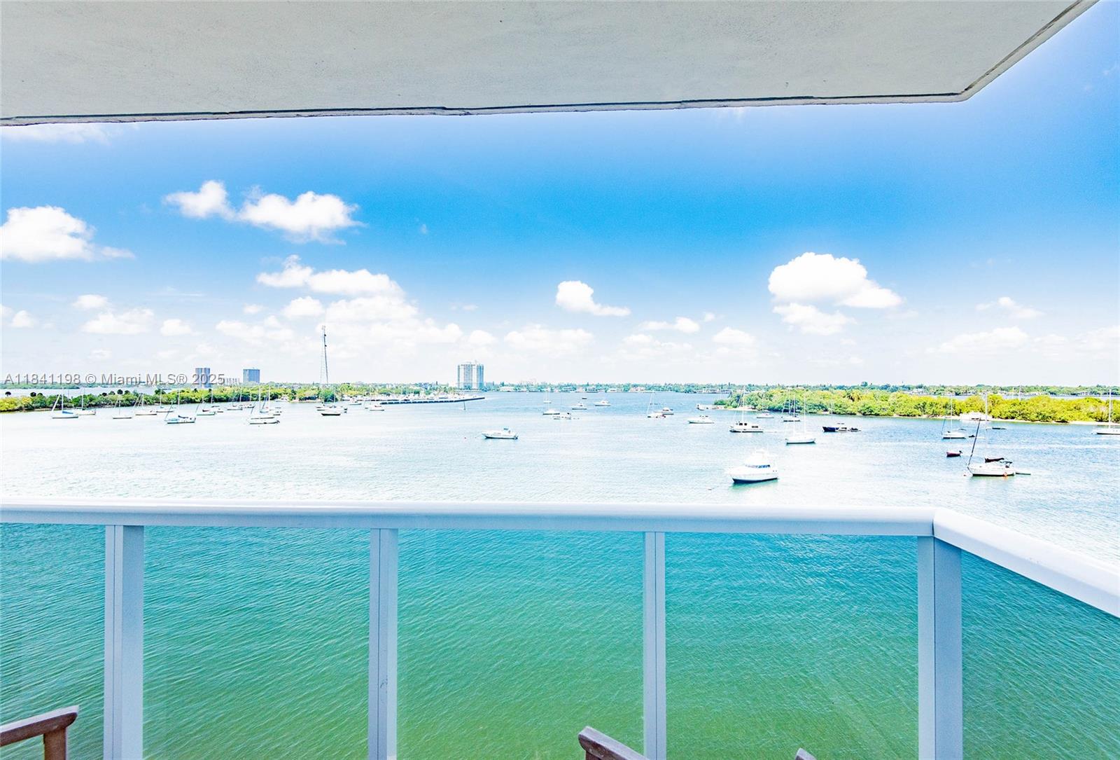 7928 West Dr 510, North Bay Village, FL, 33141/$375,000 2 7928 West Dr 510