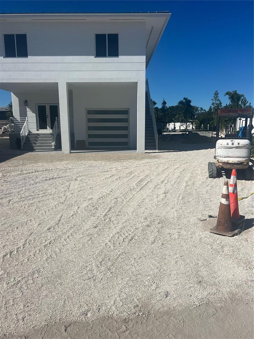 Spectacular property for anyone who wants to enjoy their years of life in a house with the glamour of a resort that provides an extensive 100 foot long dock to park your own boat and with direct access to the bay and only a bridge that connects to the ocean, activities such as fishing, swimming in its private pool with jacuzzi watching the blue sea, with outdoor kitchen and barbecue area are one of the many options this 5B/3B property provides, as well as the security of being with high-impact windows and doors, high-quality Italian materials in the kitchen, aluminum interior doors that do not need to be painted and termite resistant. From his property you can see manatees, tarpon fish swimming and having some of the widest channels in the keys.