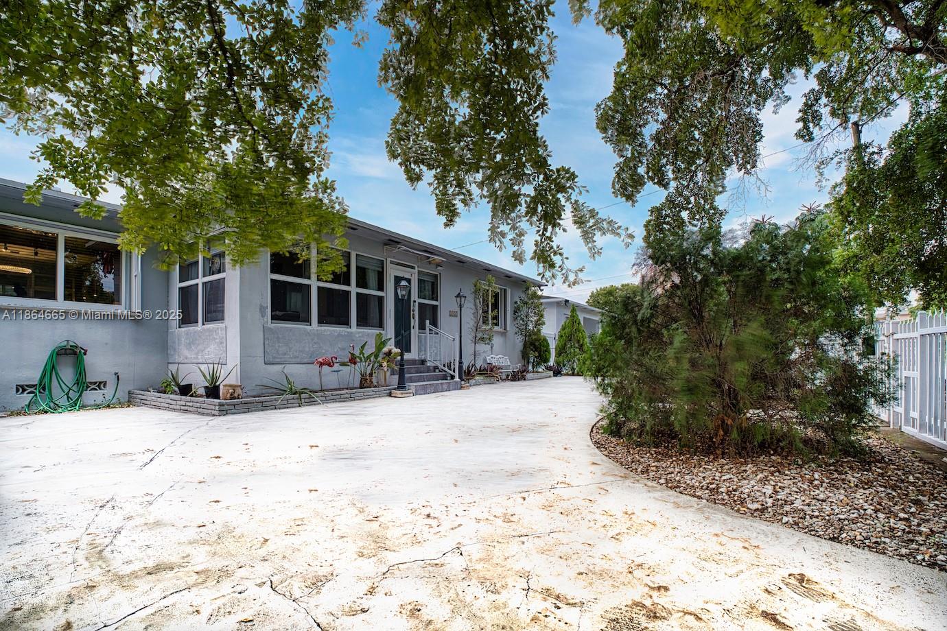 1923 Dewey St