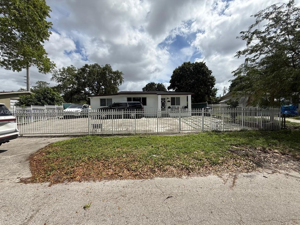 Photo of 6404 Meade St, Hollywood, FL 33024 (MLS # A12000889)