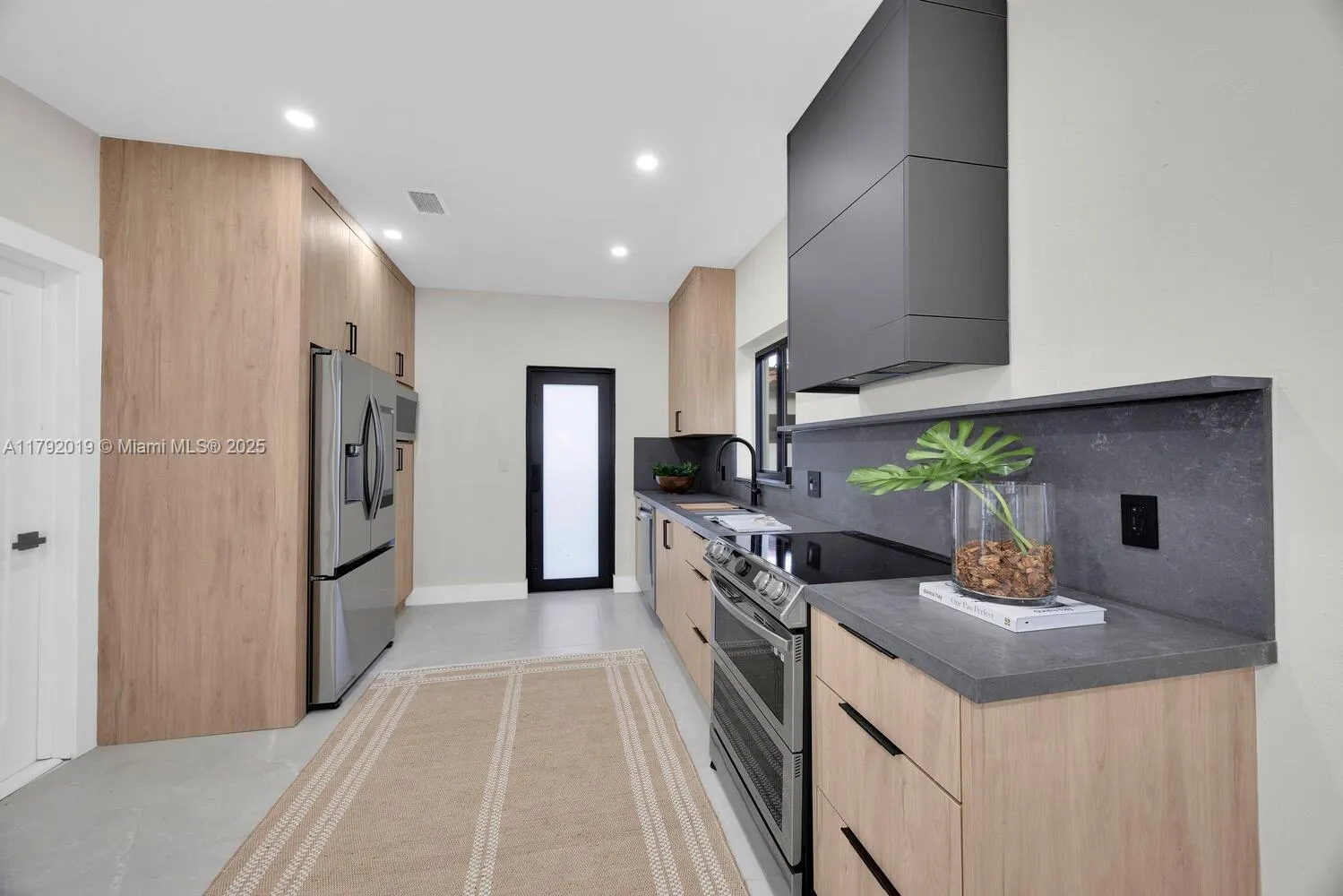 Coral Gables, Florida 33134, United States, 2 Bedrooms Bedrooms, ,2 BathroomsBathrooms,Residential,Active,118101