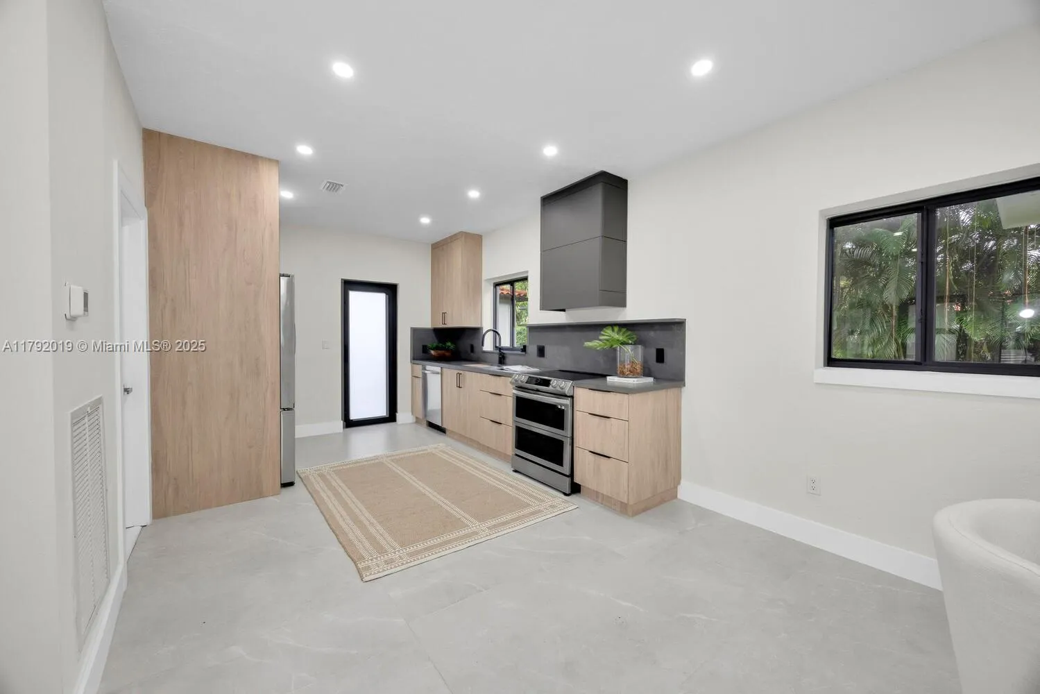 Coral Gables, Florida 33134, United States, 2 Bedrooms Bedrooms, ,2 BathroomsBathrooms,Residential,Active,118101