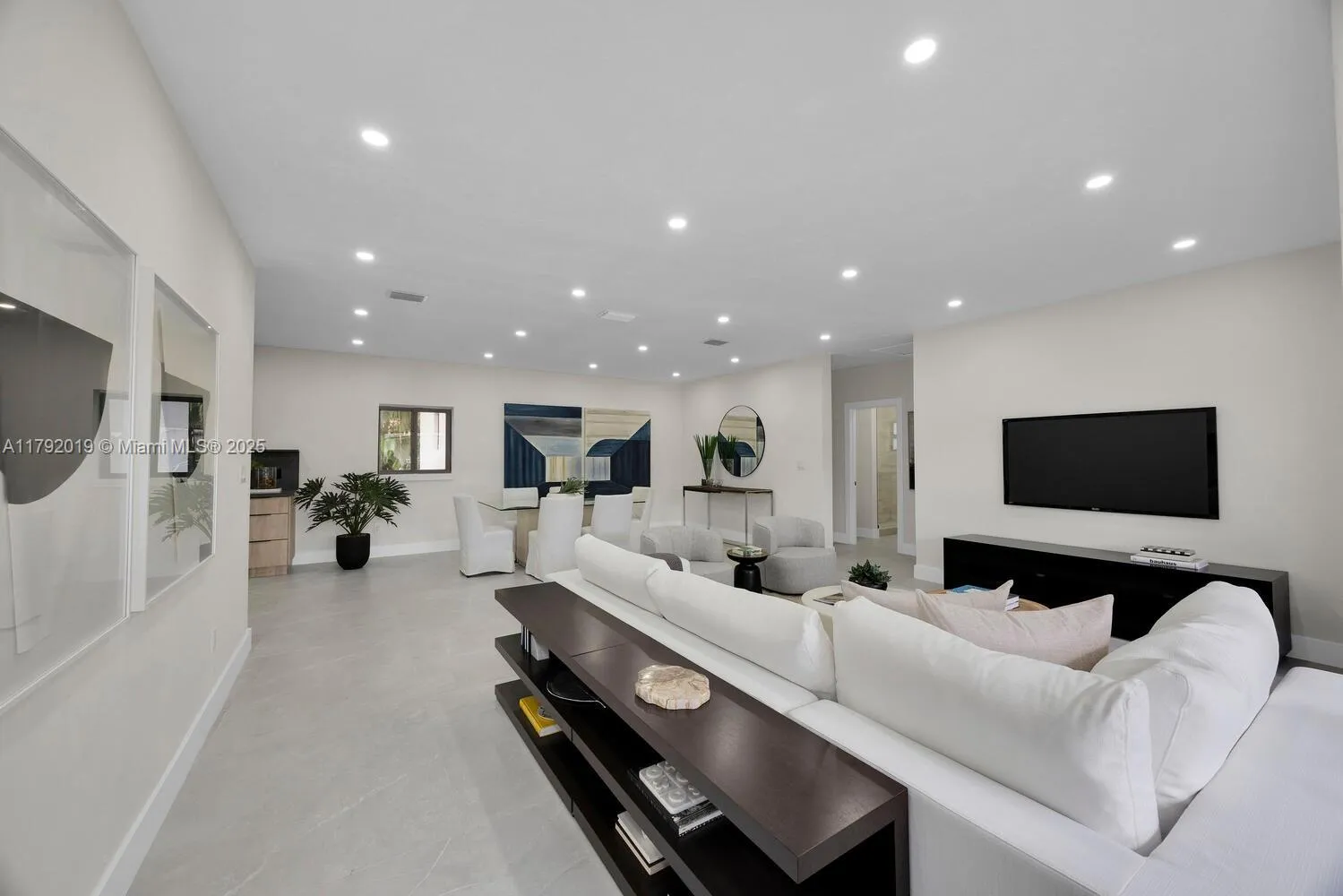 Coral Gables, Florida 33134, United States, 2 Bedrooms Bedrooms, ,2 BathroomsBathrooms,Residential,Active,118101