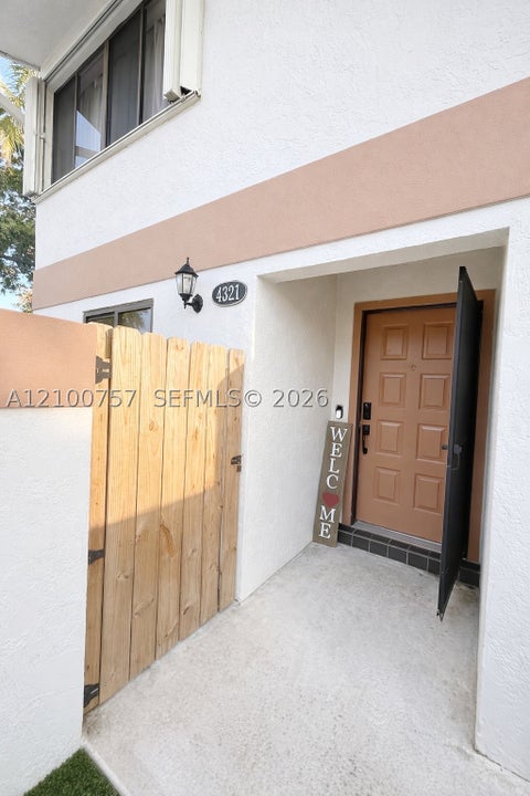 Photo of 4321 SW 70th Ter, Davie, FL 33314 (MLS # A12100757)