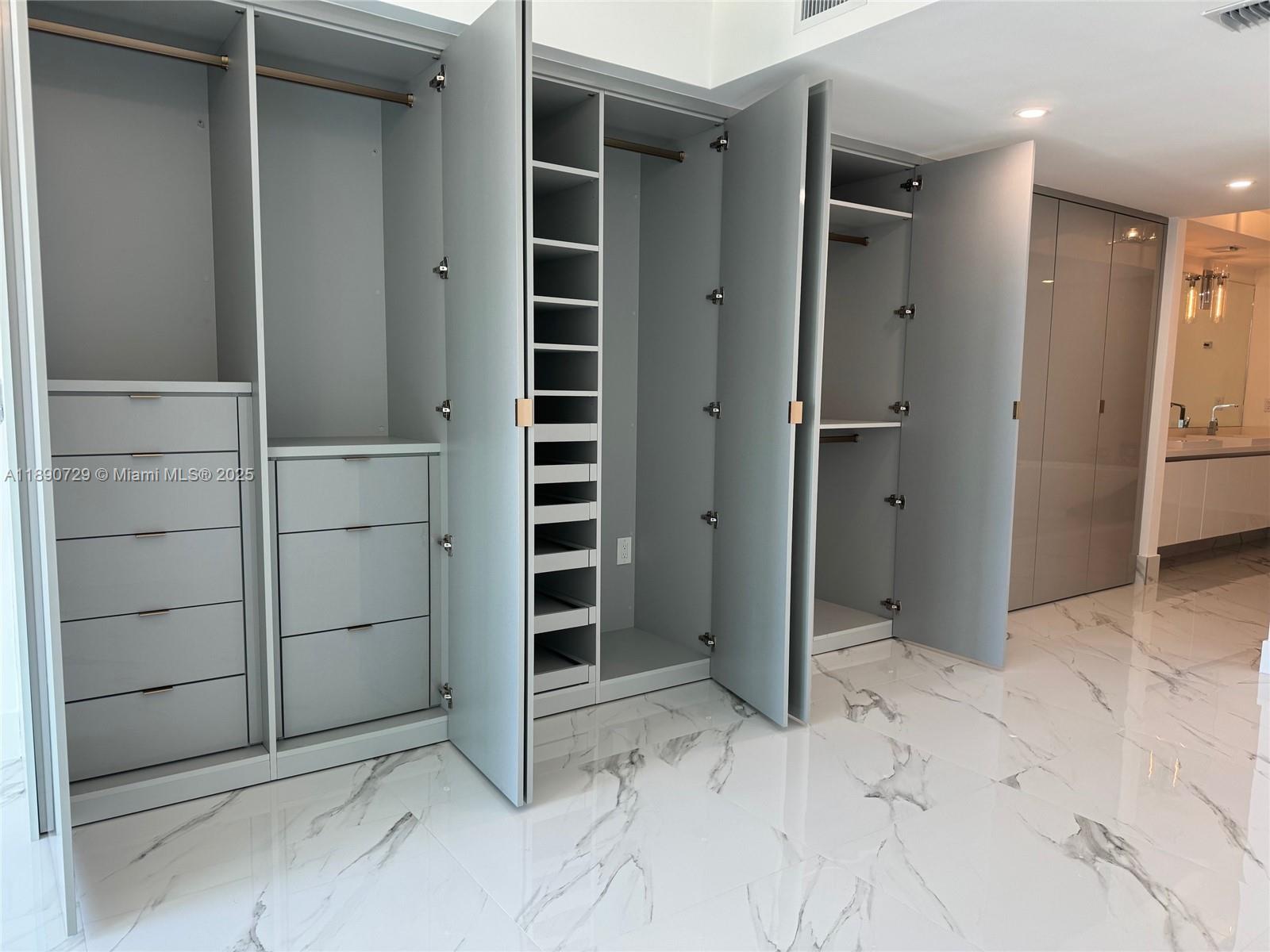 PARQUE TOWERS CONDO - Residential