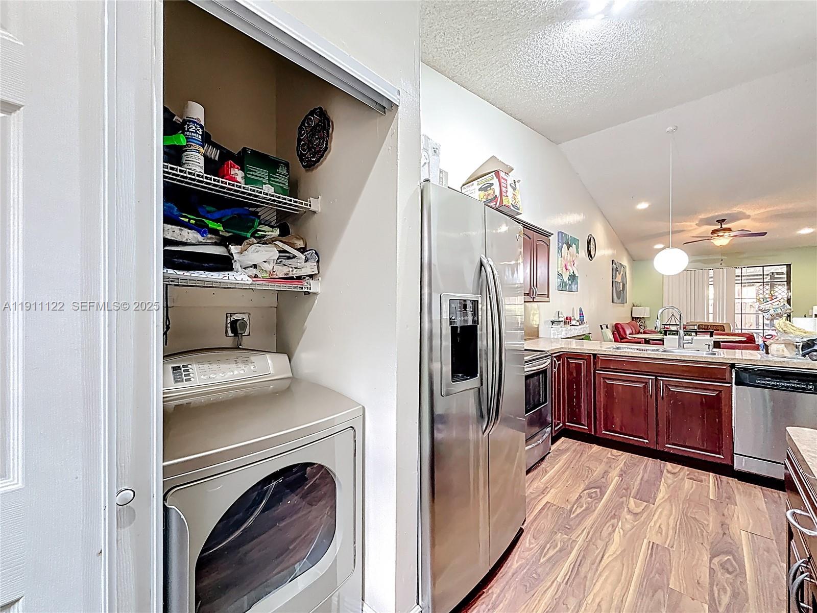 COUNTRY LAKE MANORS TOWNH - Residential