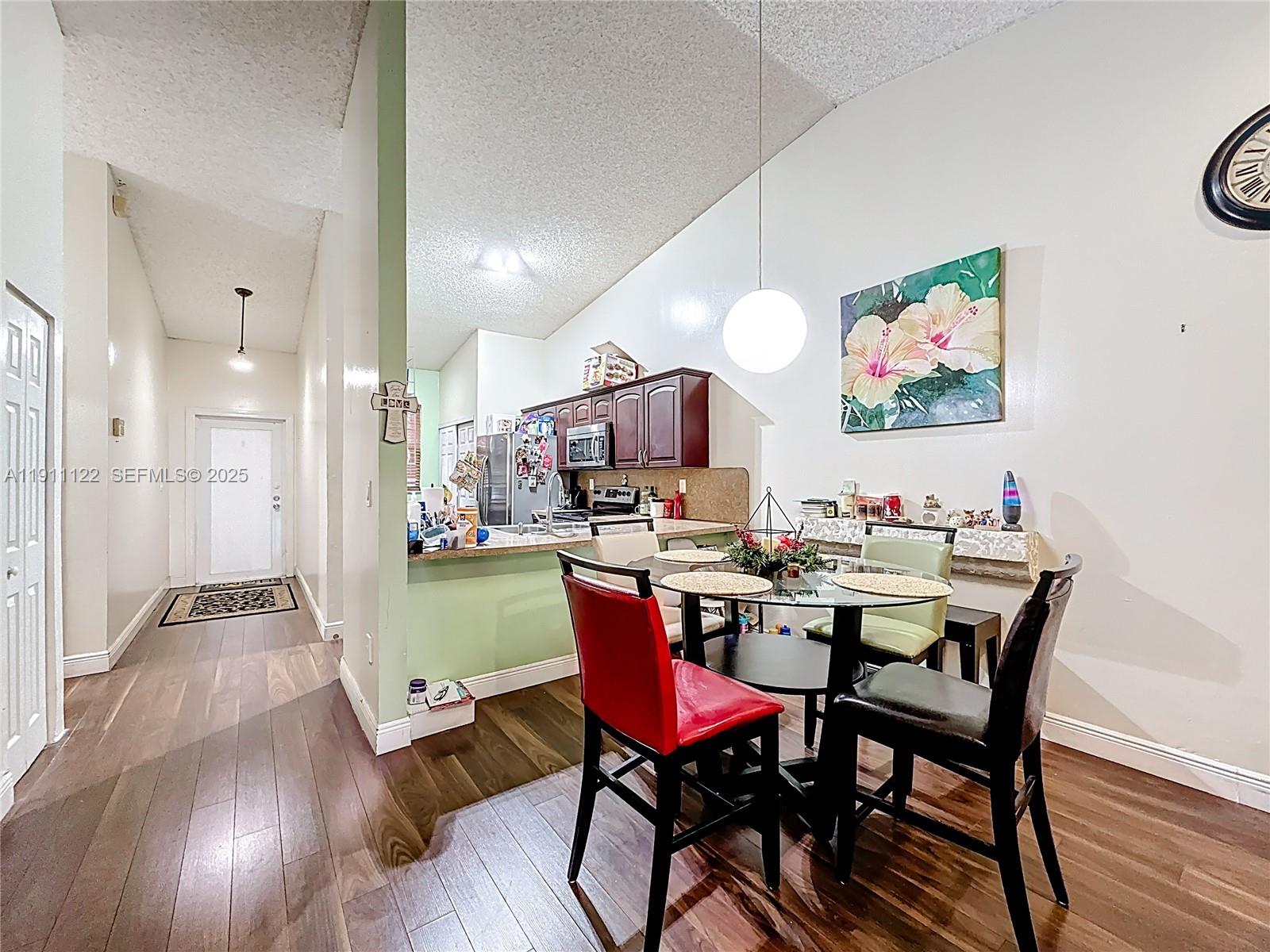 COUNTRY LAKE MANORS TOWNH - Residential