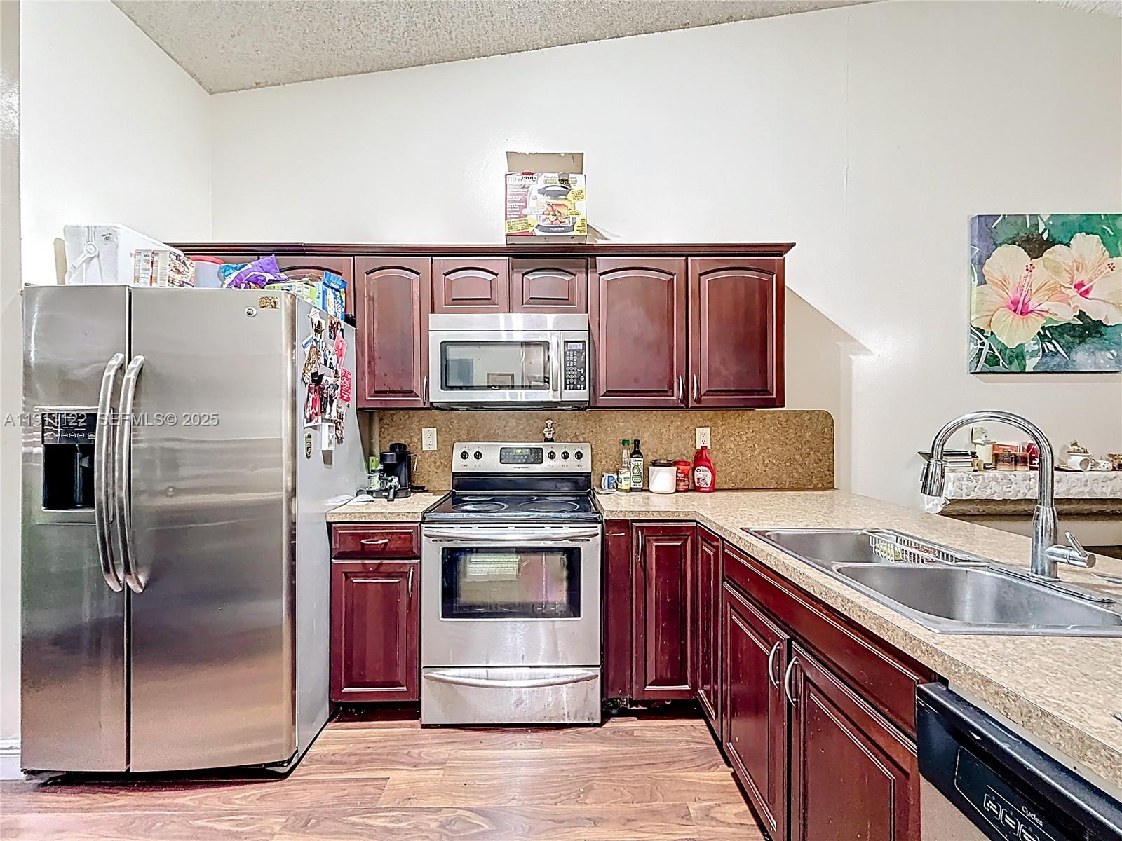 COUNTRY LAKE MANORS TOWNH - Residential