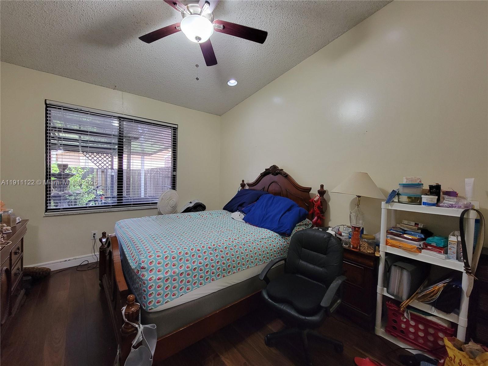 COUNTRY LAKE MANORS TOWNH - Residential