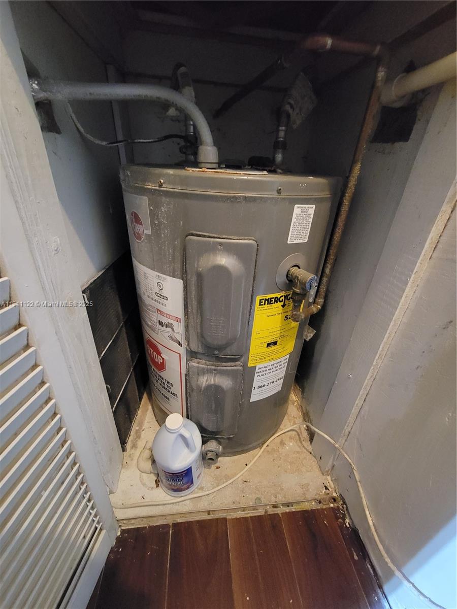 COUNTRY LAKE MANORS TOWNH - Residential