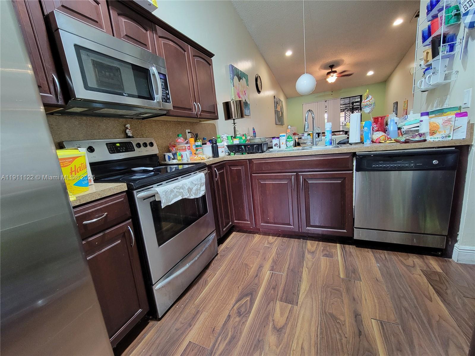 COUNTRY LAKE MANORS TOWNH - Residential