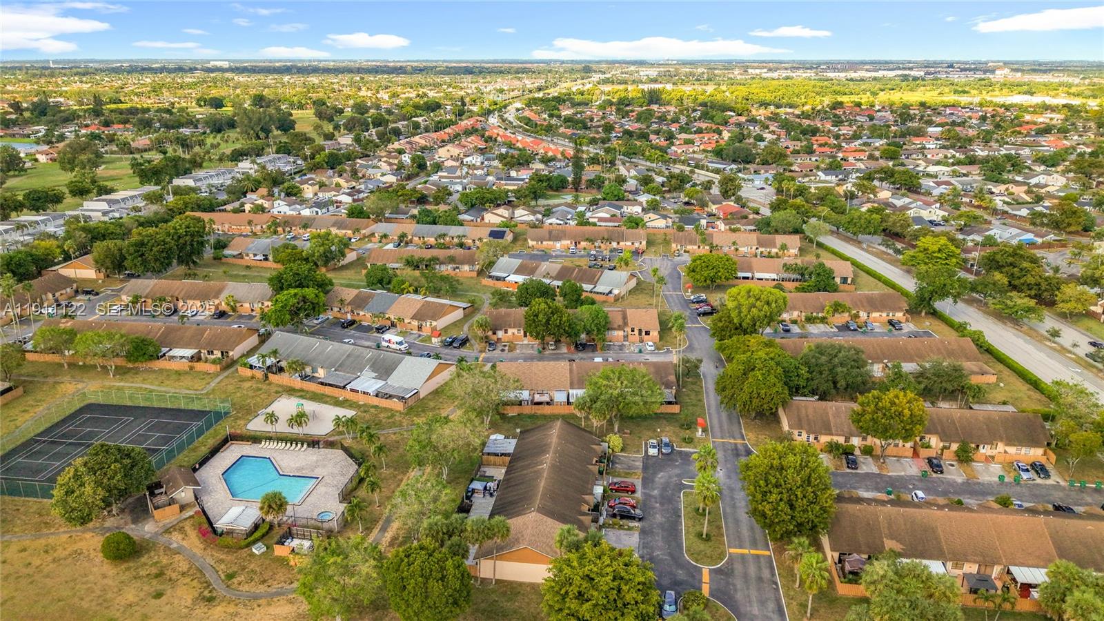 COUNTRY LAKE MANORS TOWNH - Residential