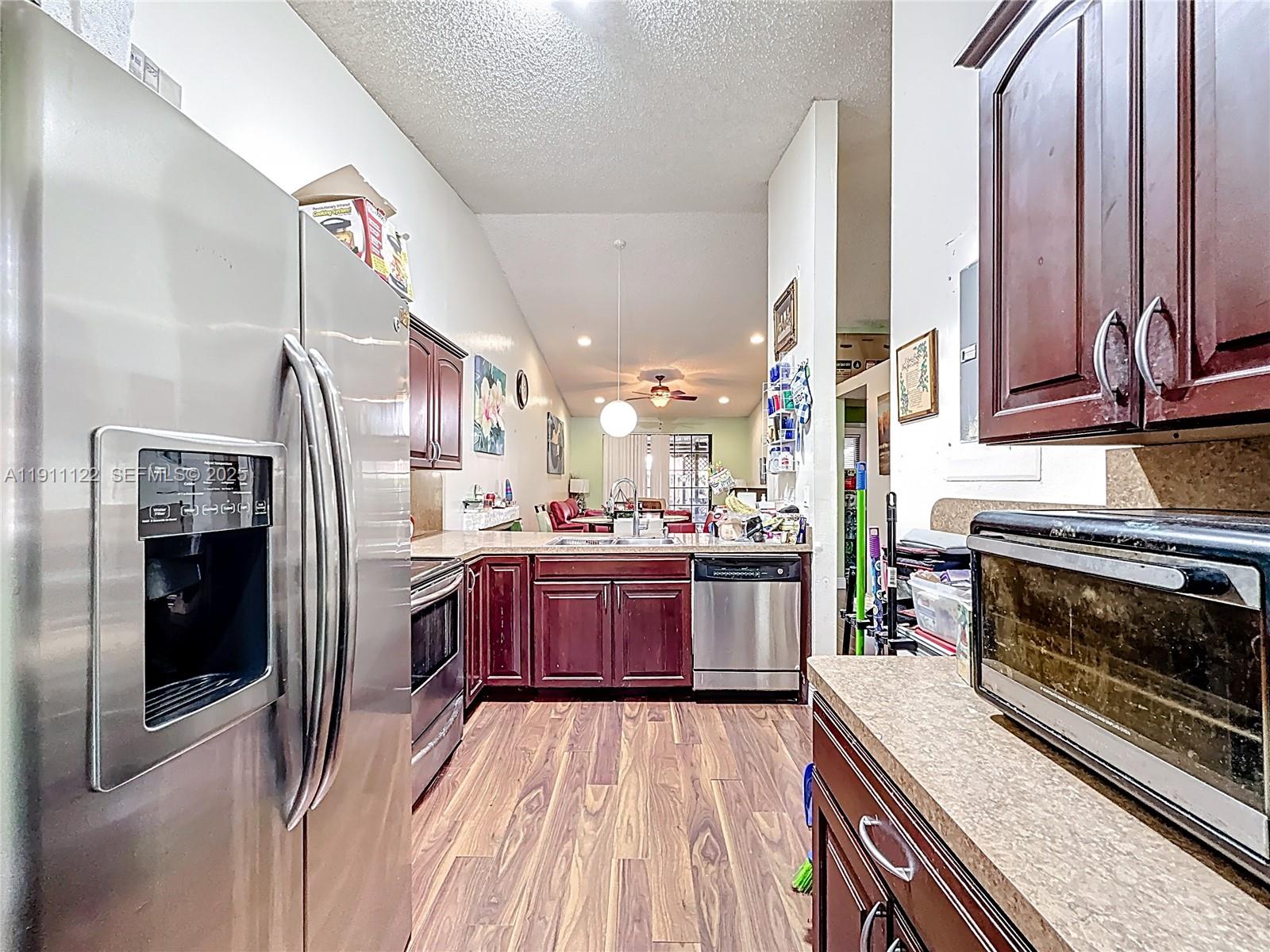 COUNTRY LAKE MANORS TOWNH - Residential