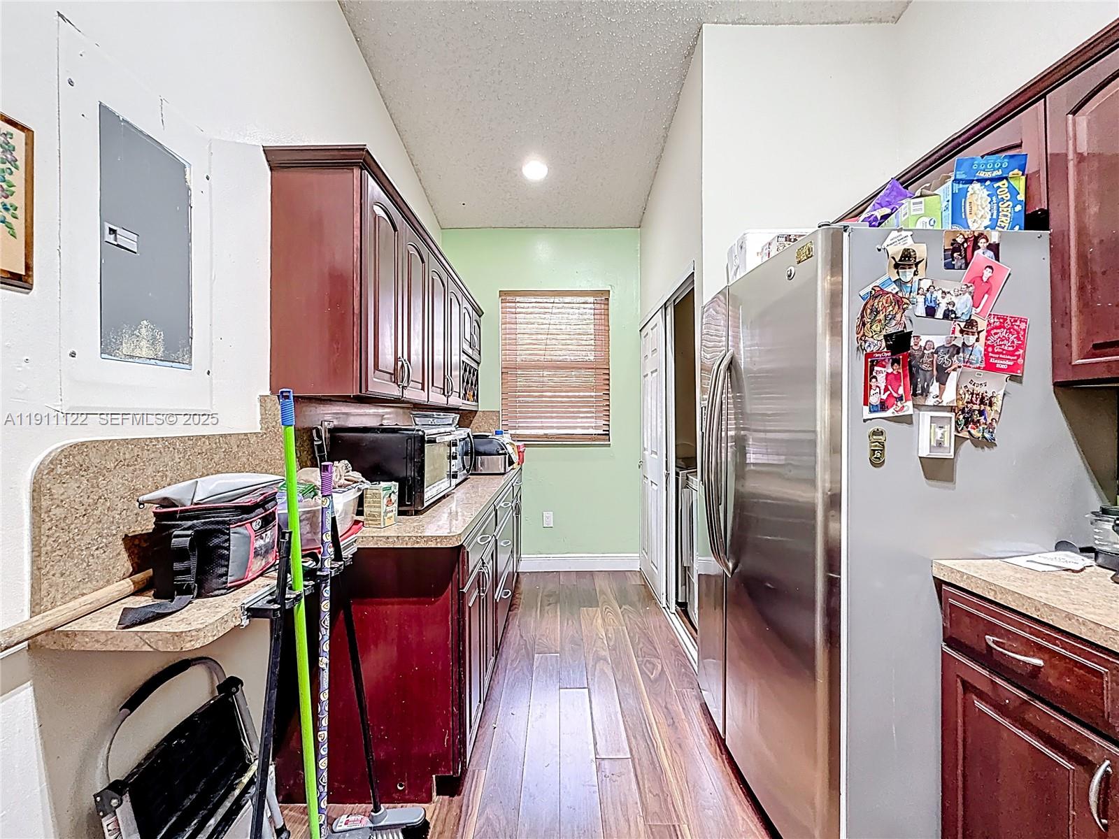 COUNTRY LAKE MANORS TOWNH - Residential