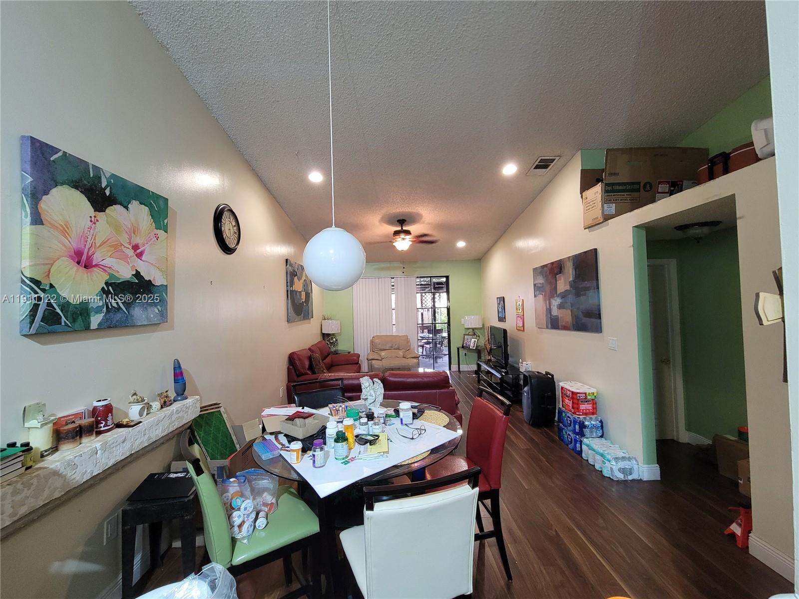 COUNTRY LAKE MANORS TOWNH - Residential